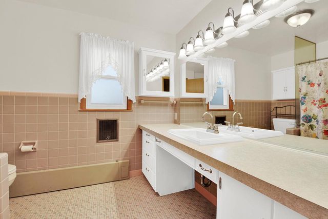 715 E College AVENUE, Waukesha, WI 53186