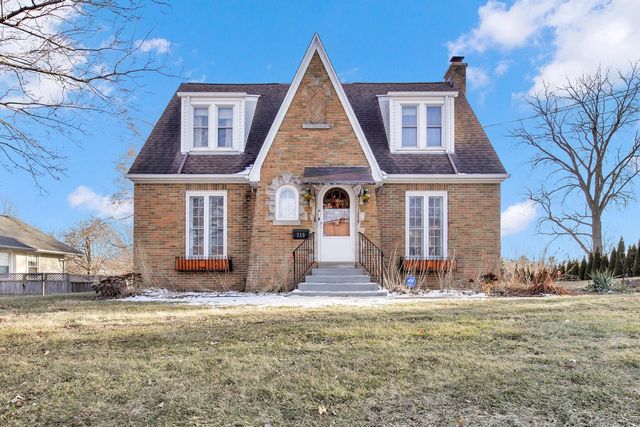 715 E College AVENUE, Waukesha, WI 53186