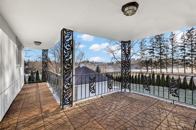 715 E College AVENUE, Waukesha, WI 53186