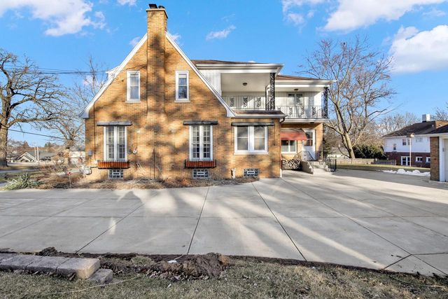 715 E College AVENUE, Waukesha, WI 53186