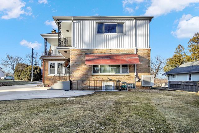 715 E College AVENUE, Waukesha, WI 53186