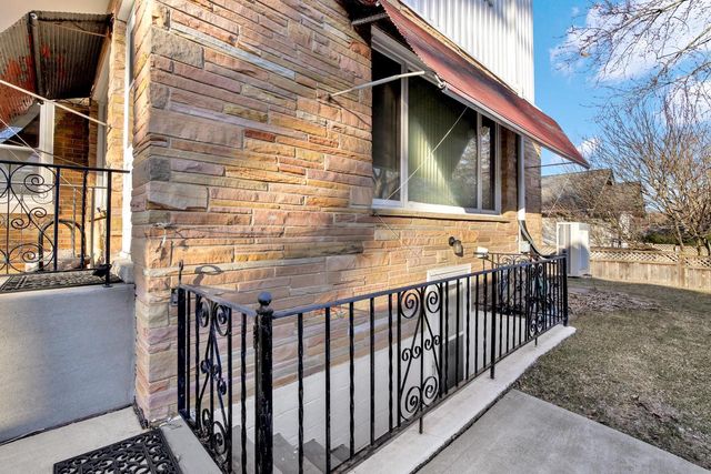 715 E College AVENUE, Waukesha, WI 53186