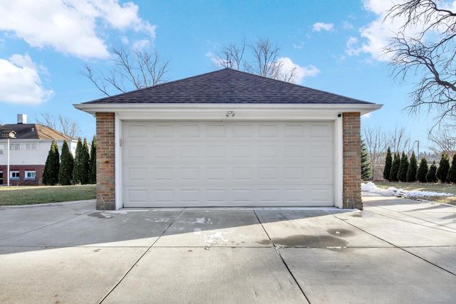 715 E College AVENUE, Waukesha, WI 53186