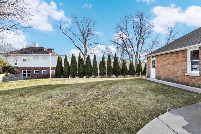 715 E College AVENUE, Waukesha, WI 53186