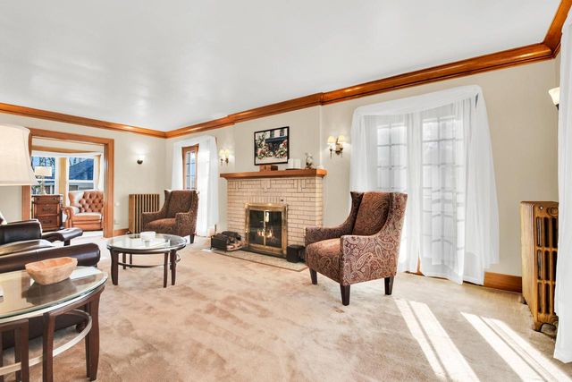 715 E College AVENUE, Waukesha, WI 53186