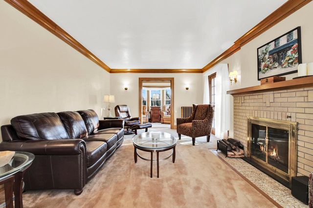 715 E College AVENUE, Waukesha, WI 53186