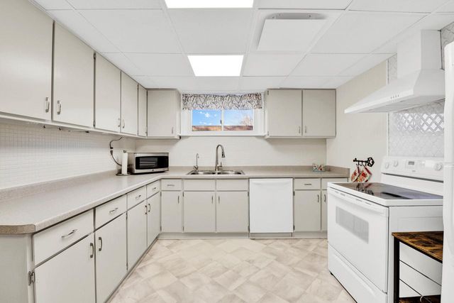 715 E College AVENUE, Waukesha, WI 53186