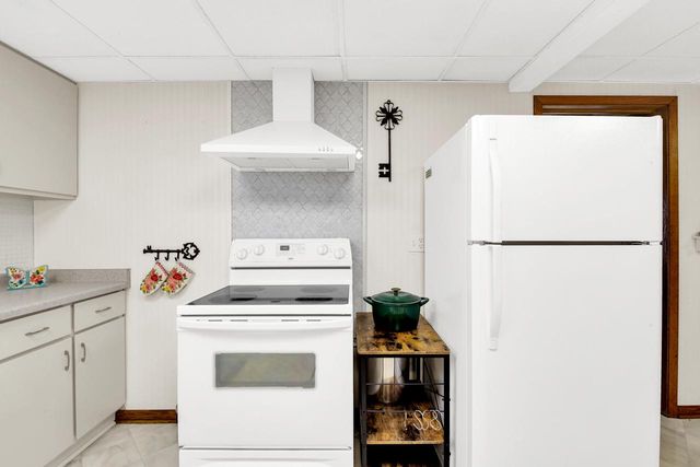 715 E College AVENUE, Waukesha, WI 53186