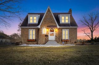 715 E College AVENUE, Waukesha, WI 53186