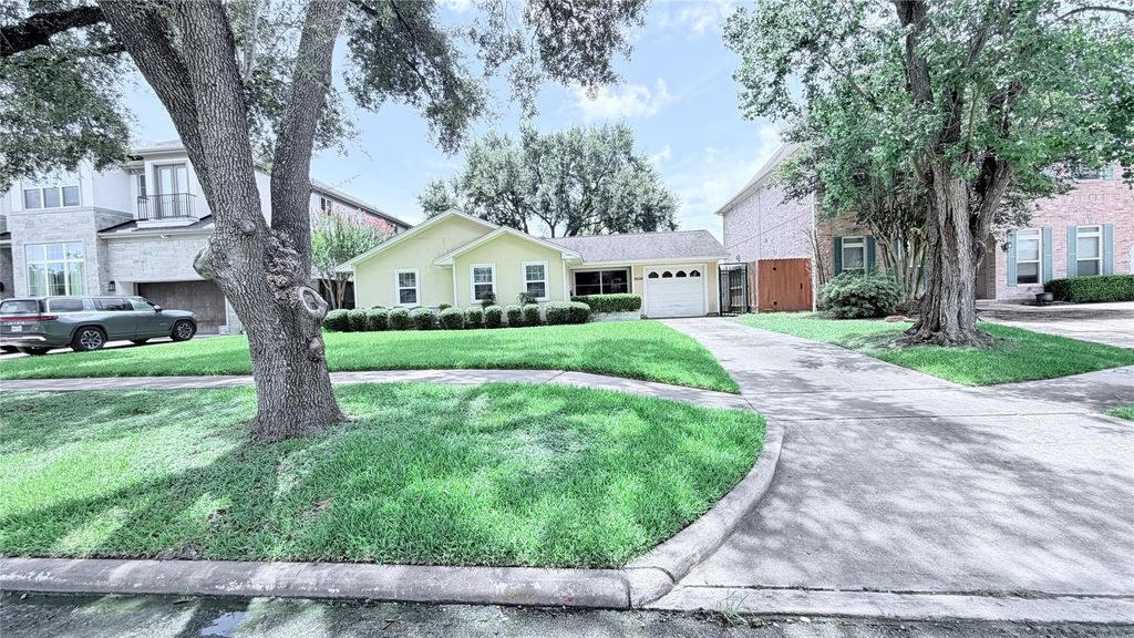 Image 1 of property listing at 5235 Mimosa Drive, Bellaire, TX 77401