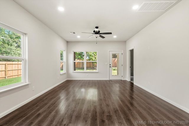 339 W Hickory Street, Coweta, OK 74429