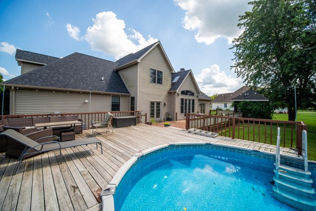 13376 Hawthorne Court, Demotte, IN 46310