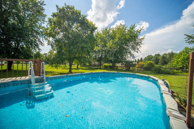 13376 Hawthorne Court, Demotte, IN 46310