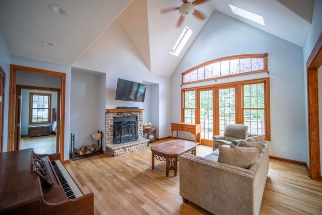 13376 Hawthorne Court, Demotte, IN 46310