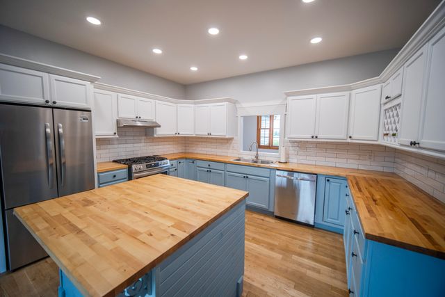 13376 Hawthorne Court, Demotte, IN 46310