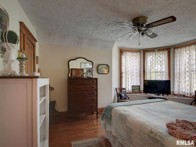 2048 LOCUST Street, Quincy, IL 62301