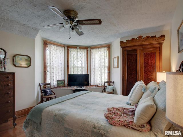 2048 LOCUST Street, Quincy, IL 62301