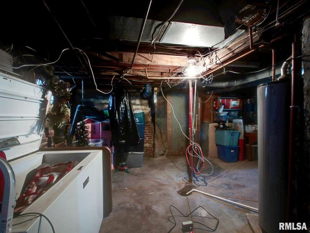 2048 LOCUST Street, Quincy, IL 62301