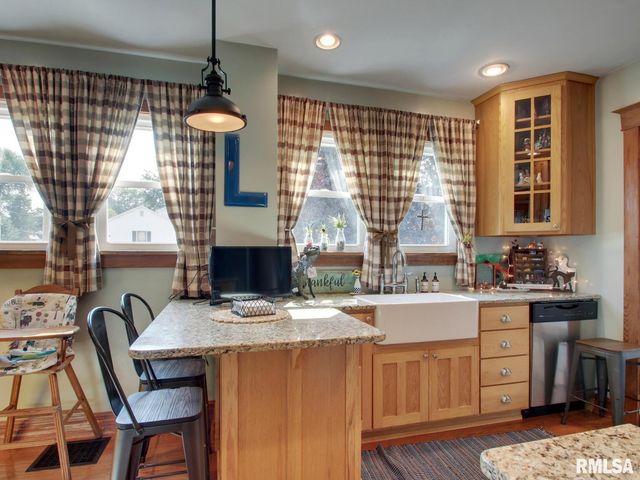 2048 LOCUST Street, Quincy, IL 62301