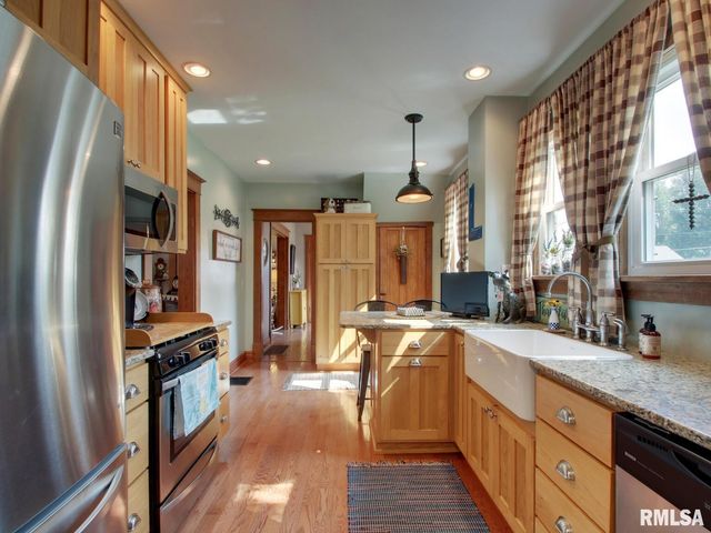 2048 LOCUST Street, Quincy, IL 62301