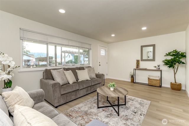 1703 7th Avenue SE, Puyallup, WA 98372