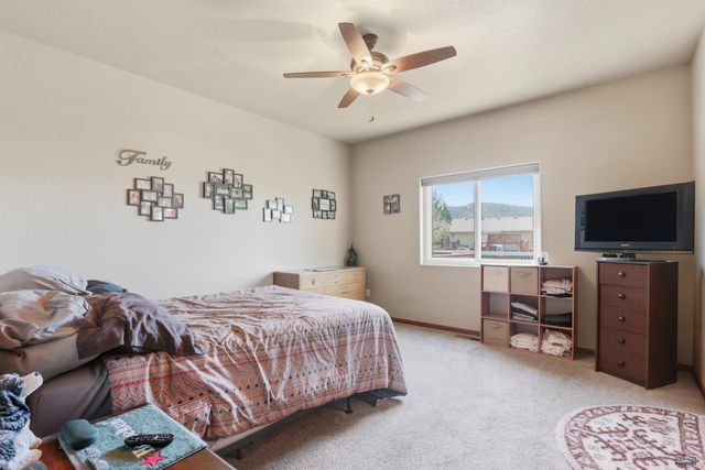 8055 STEAMBOAT RD, Summerset, SD 57769