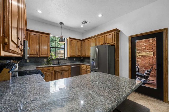 7615 NW Castle Rock Pl, Lawton, OK 73505