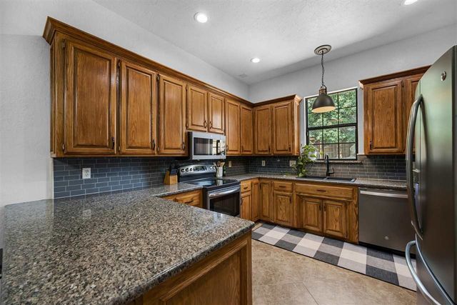 7615 NW Castle Rock Pl, Lawton, OK 73505