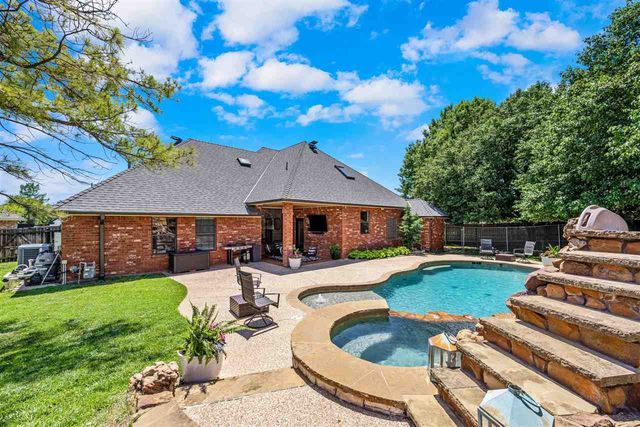 7615 NW Castle Rock Pl, Lawton, OK 73505