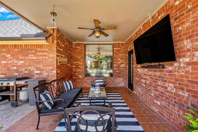 7615 NW Castle Rock Pl, Lawton, OK 73505