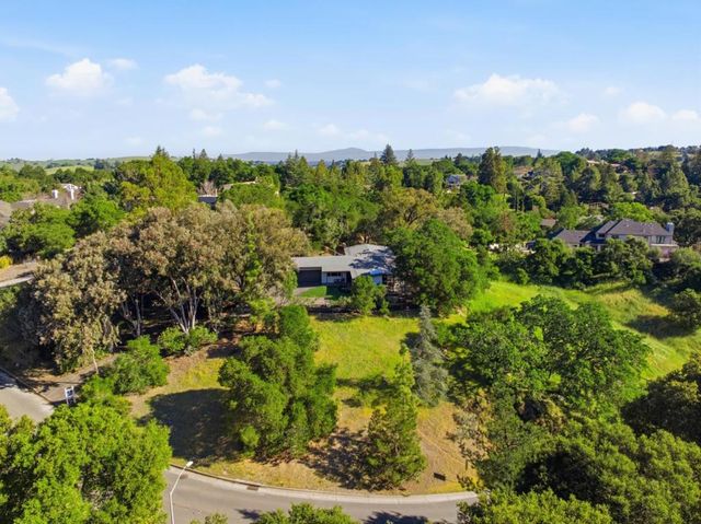 2930 Alexis Drive, Palo Alto, CA 94304