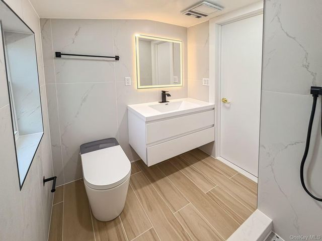 16 SUNSET Drive, Huntington, NY 11743