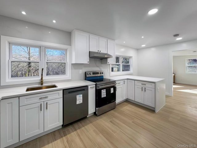 16 SUNSET Drive, Huntington, NY 11743