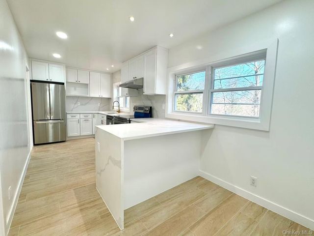 16 SUNSET Drive, Huntington, NY 11743