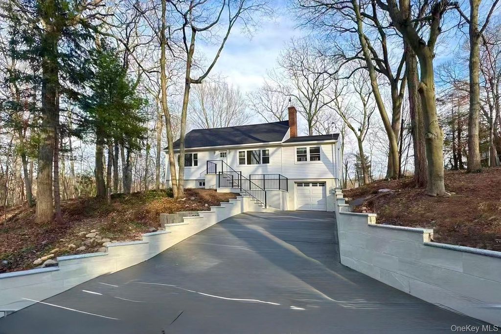 16 SUNSET Drive, Huntington, NY 11743