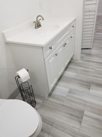 2990 NE 16th Ave 105, Oakland Park, FL 33334