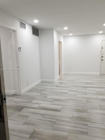 2990 NE 16th Ave 105, Oakland Park, FL 33334