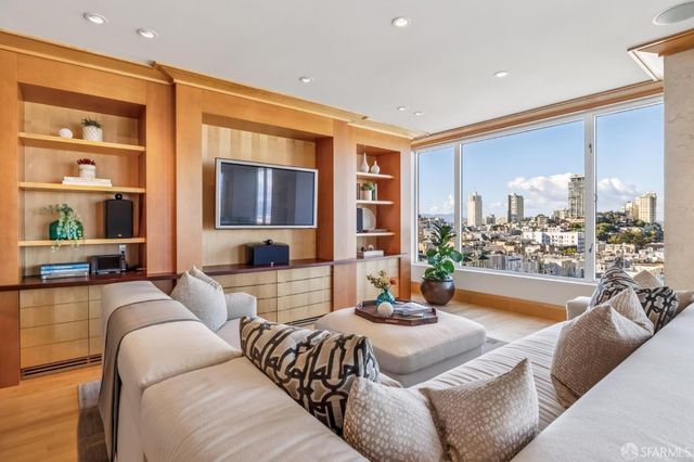 1150 Sacramento Street 701, San Francisco, CA 94108