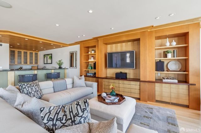 1150 Sacramento Street 701, San Francisco, CA 94108