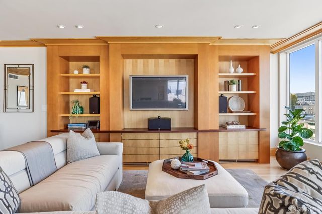 1150 Sacramento Street 701, San Francisco, CA 94108