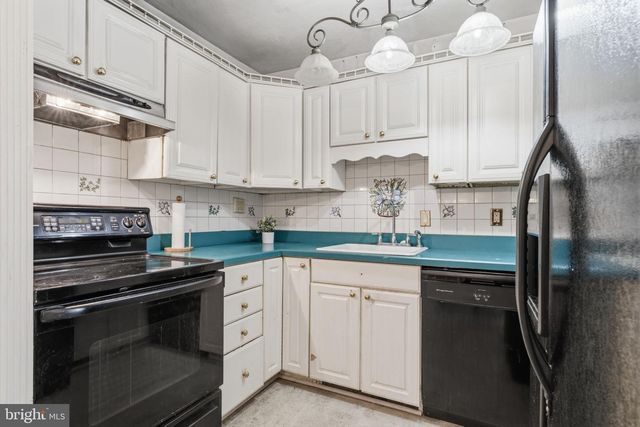 21 IRIS RD, Levittown, PA 19057