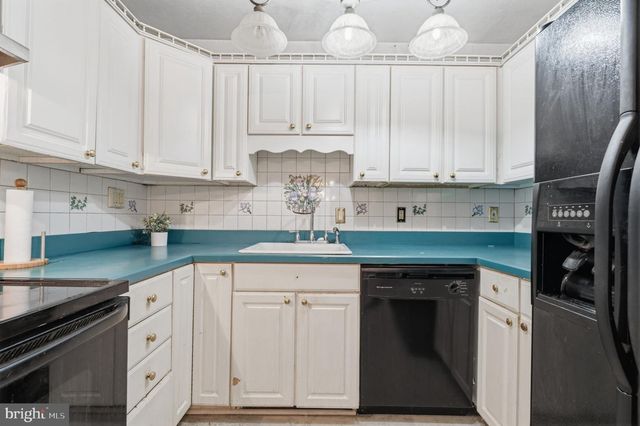 21 IRIS RD, Levittown, PA 19057