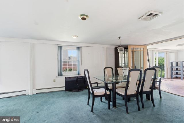 21 IRIS RD, Levittown, PA 19057