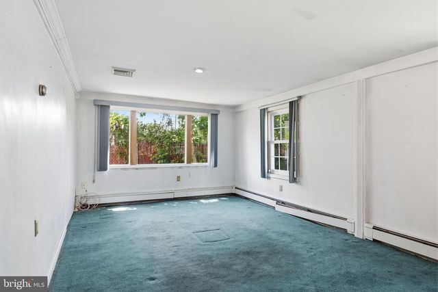 21 IRIS RD, Levittown, PA 19057