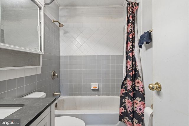 21 IRIS RD, Levittown, PA 19057