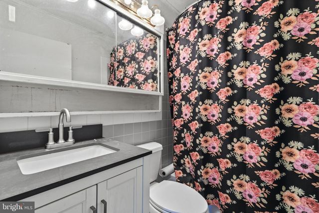 21 IRIS RD, Levittown, PA 19057