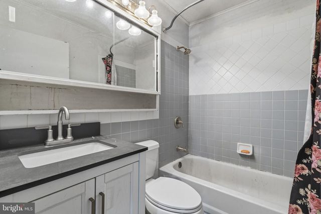 21 IRIS RD, Levittown, PA 19057
