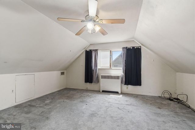 21 IRIS RD, Levittown, PA 19057