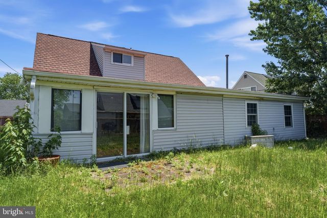 21 IRIS RD, Levittown, PA 19057