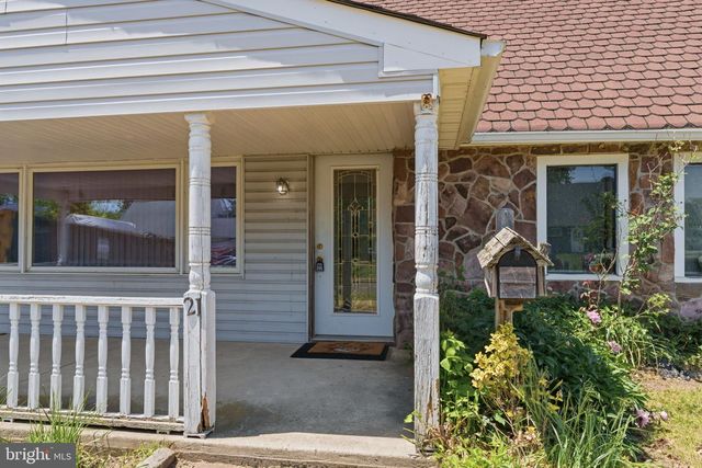 21 IRIS RD, Levittown, PA 19057